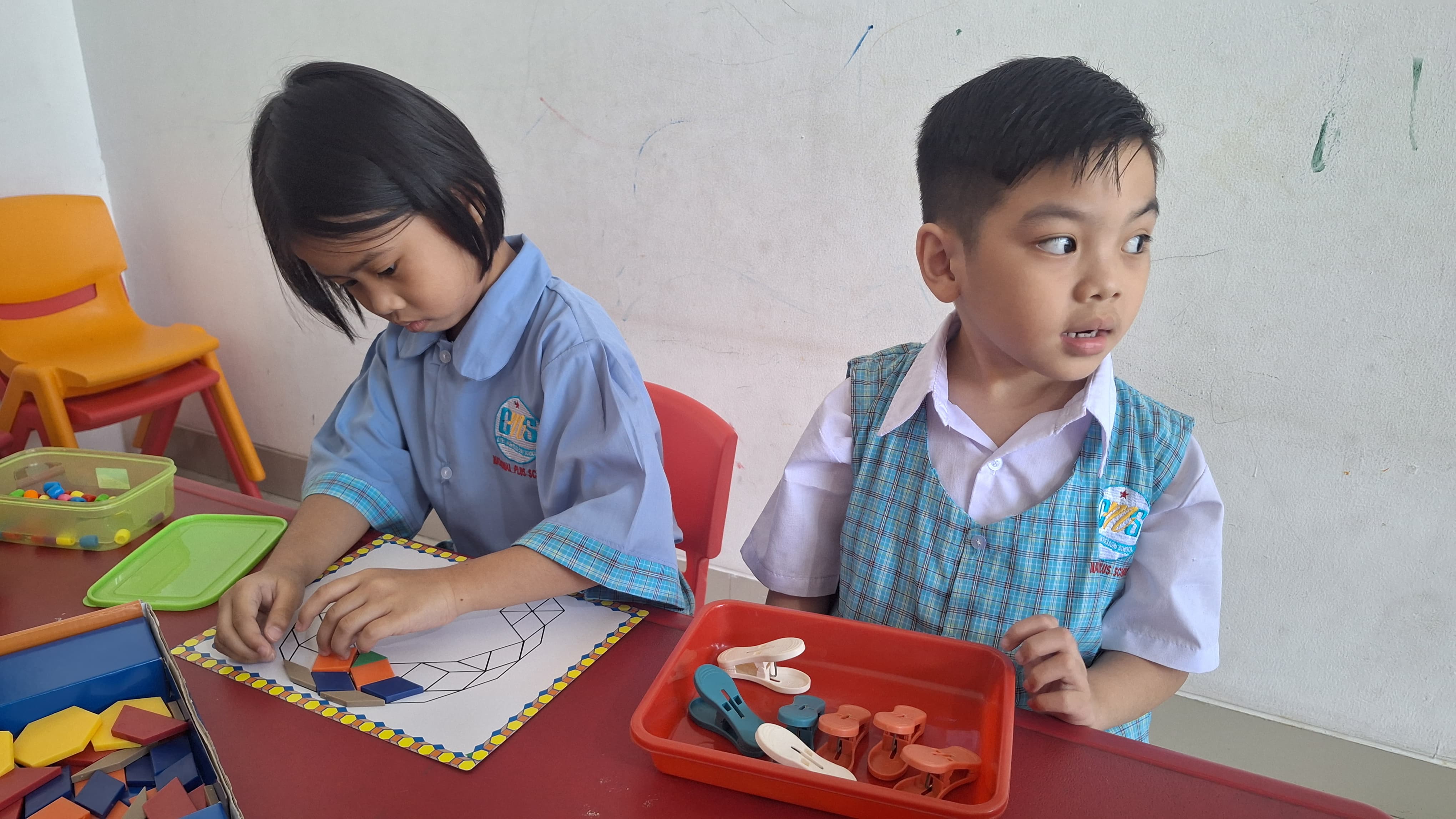 Anak-anak sedang bermain di kelas Playgroup